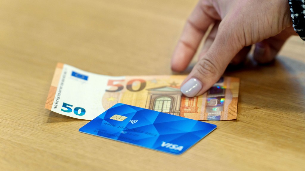 Foto: Ein 50-Euro-Schein liegt auf einer Geldkarte