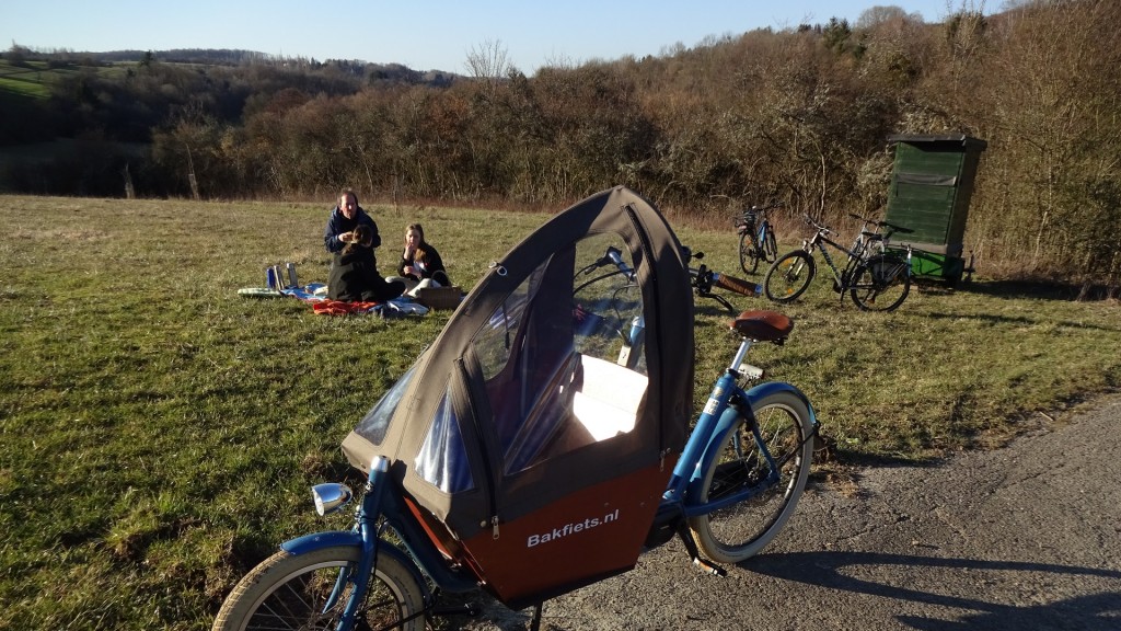 Picknick mit Lastenfahrrad im Vordergrund