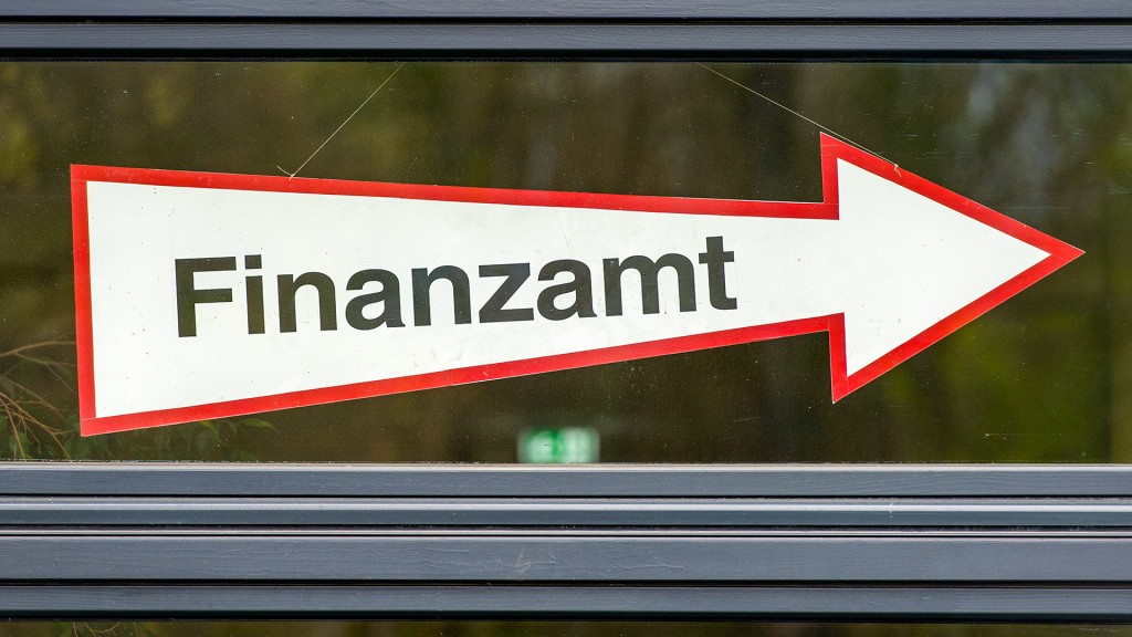 Foto: Ein Wegweiser zum Finanzamt hängt an einem Fenster
