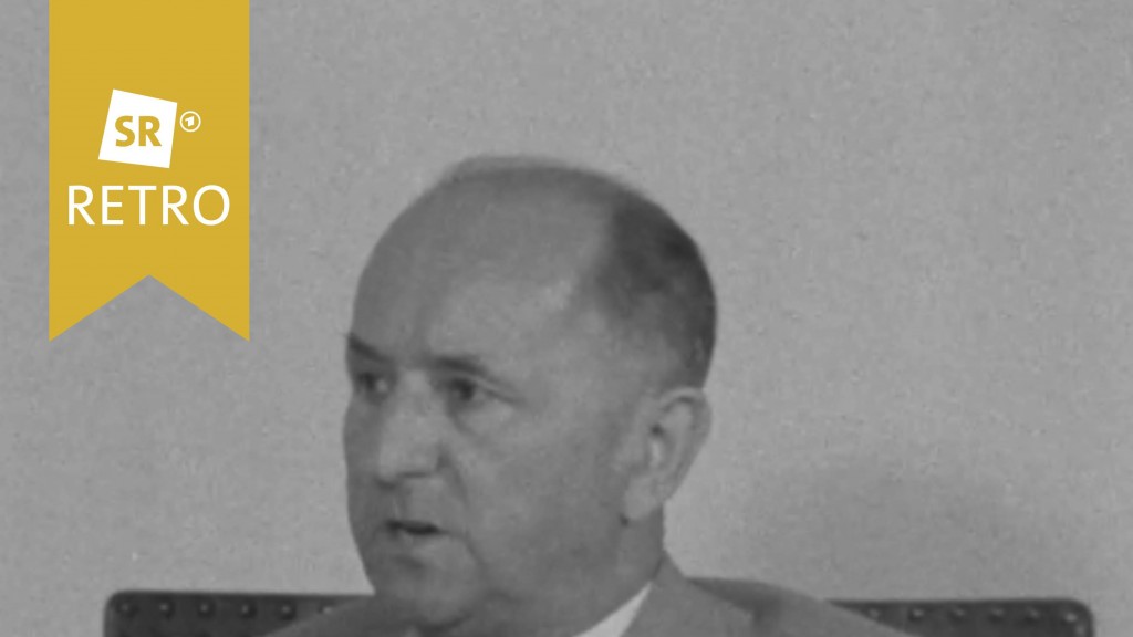 Der ehemalige bayerische Ministerpräsident Hanns Seidel sitzt auf einem Stuhl