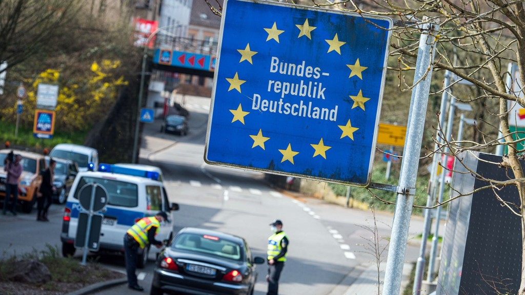 Beamte der Bundespolizei kontrollieren ein französisches Fahrzeug, das nach Deutschland fährt