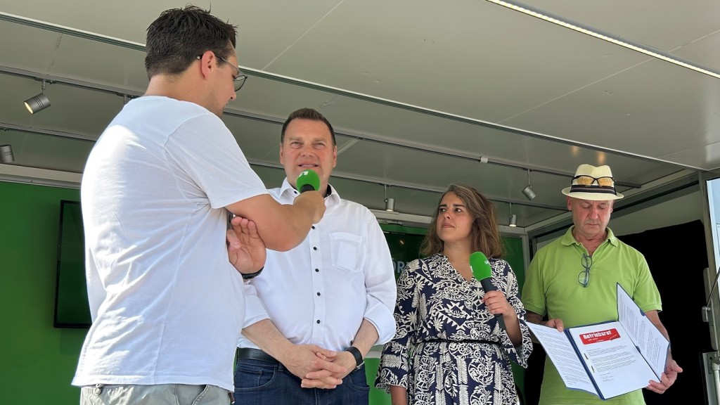 Oliver Buchholz, Bürgermeister Michael Adam, Simin Sadeghi und Stefan Jost mit der Unterschriftenliste für den Erhalt des Jugendfreizeitheims