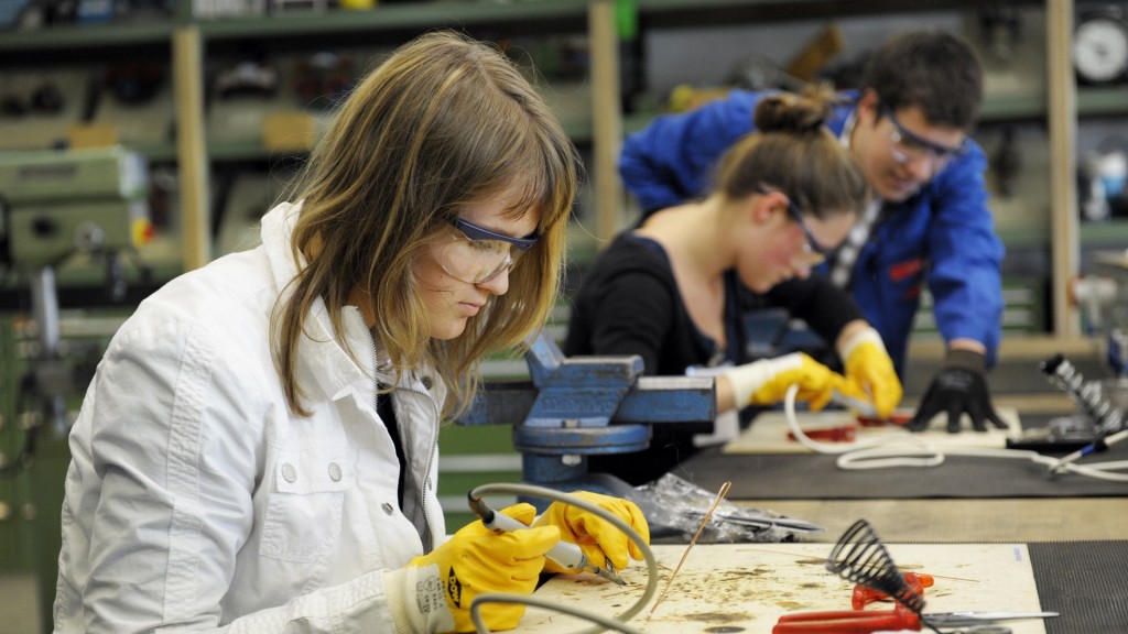 Foto: Schülerin bei Praktikum in einer Ausbildungswerkstatt eines Unternehmens.