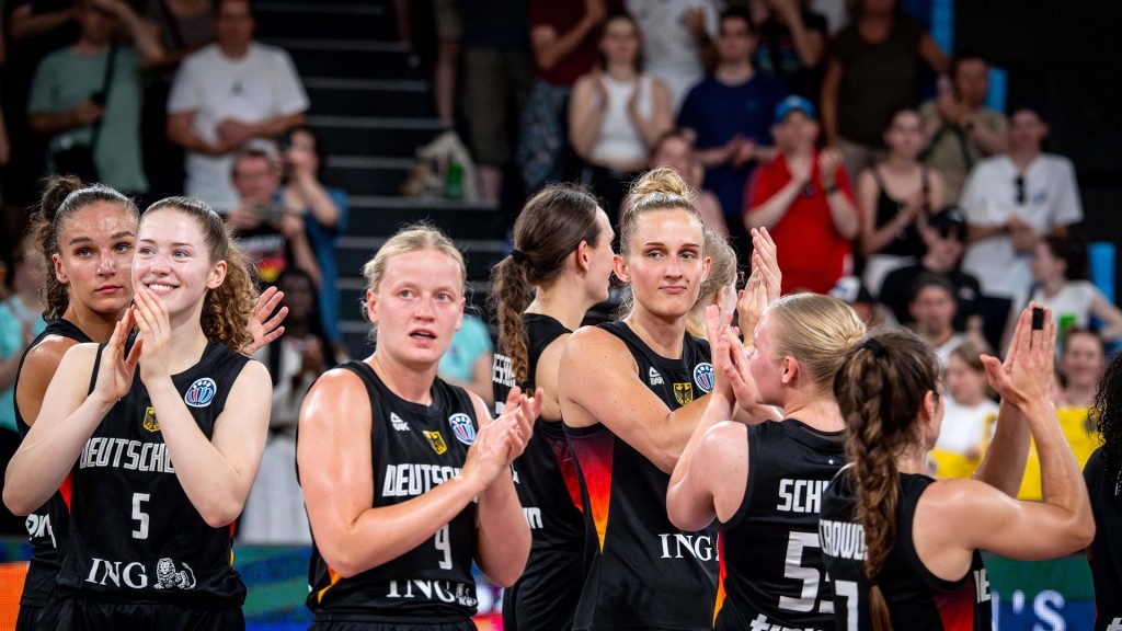 Foto: Jubel bei der Basketball-EM 2025. Vorrunde Gruppe D Grossbritanien (GBR) - Deutschland (GER).  Im Bild: Hilke Feldrappe (No.05) Emma Eichmeyer (No.09) Leonie Fiebich (No.13) Jessika Schiffer (No.55) Jennifer Crowder ( No.07)