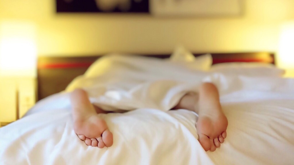 Ein Mensch schläft im Bett