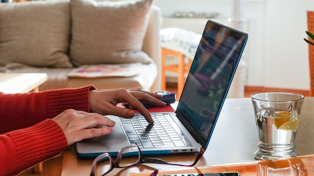 Eine Frau arbeitet zuhause an ihrem Laptop