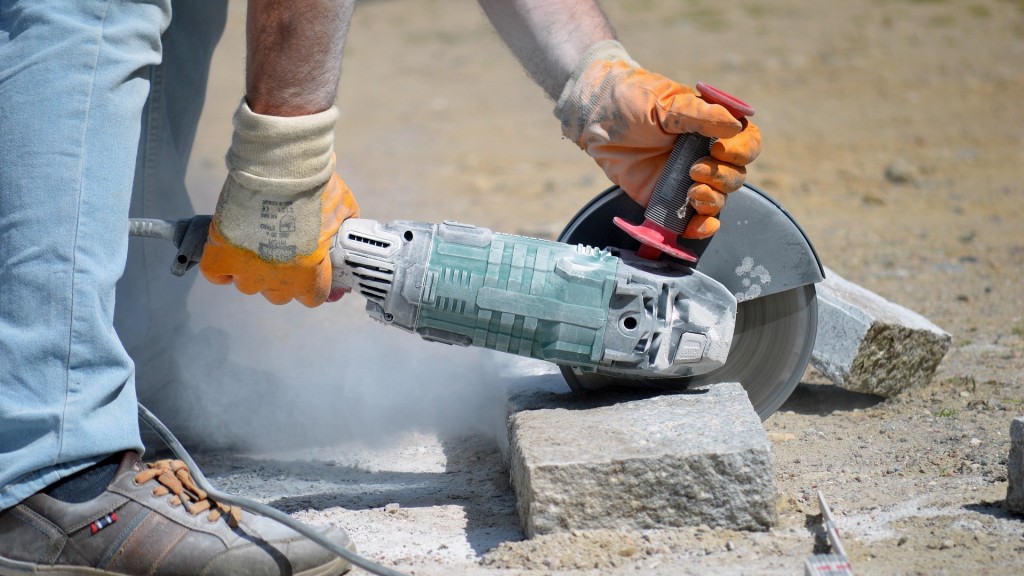 Ein Handwerker zerschneidet einen Steinblock