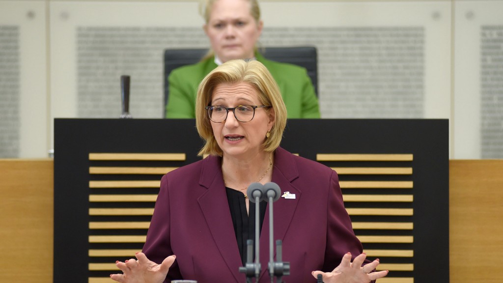 Anke Rehlinger spricht im saarländischen Landtag