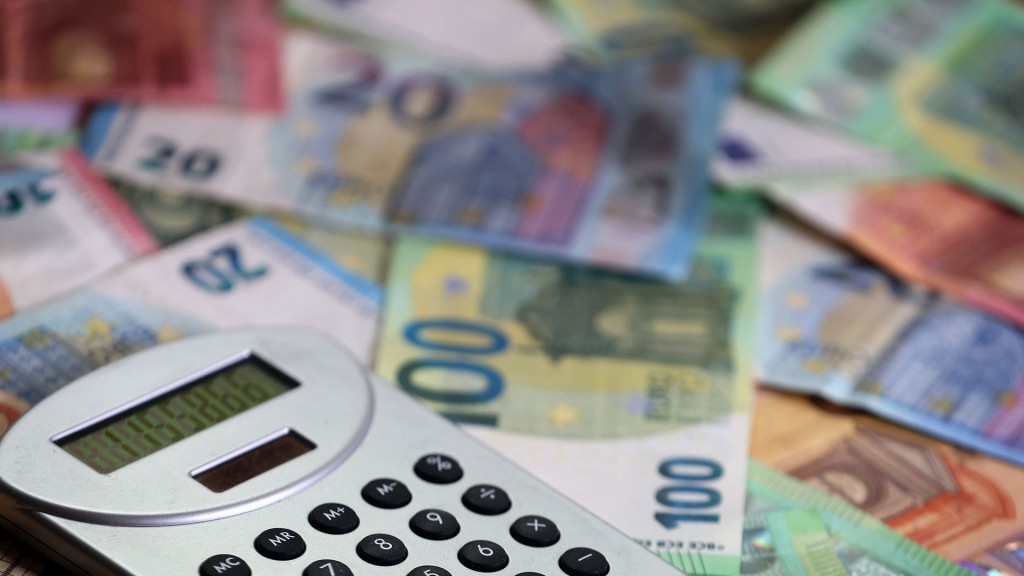Foto: Illustration: Ein Taschenrechner liegt auf verschiedenen Euro-Banknoten