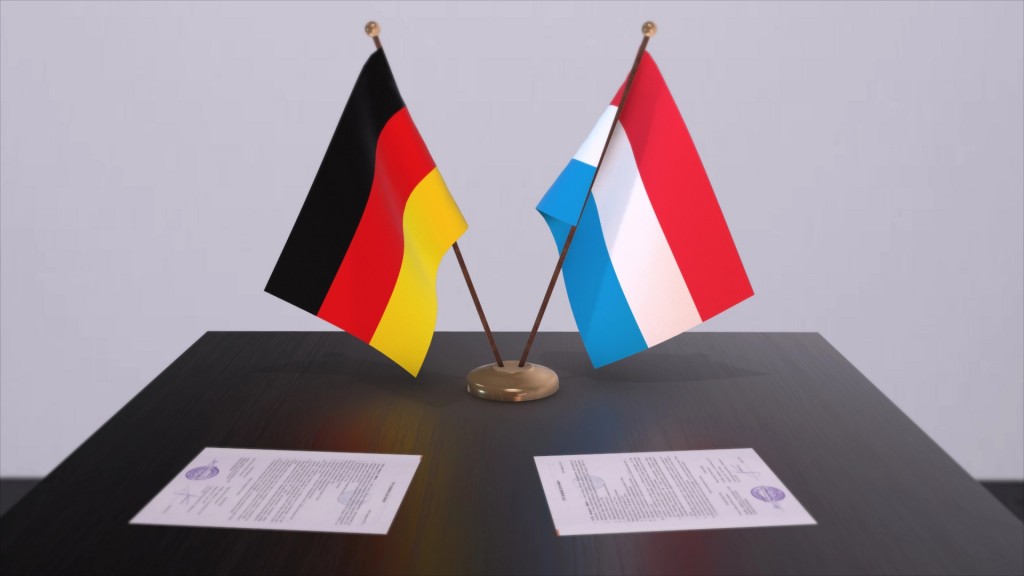 Foto: Die Flaggen von Deutschland und Luxemburg stehen auf einem Tisch