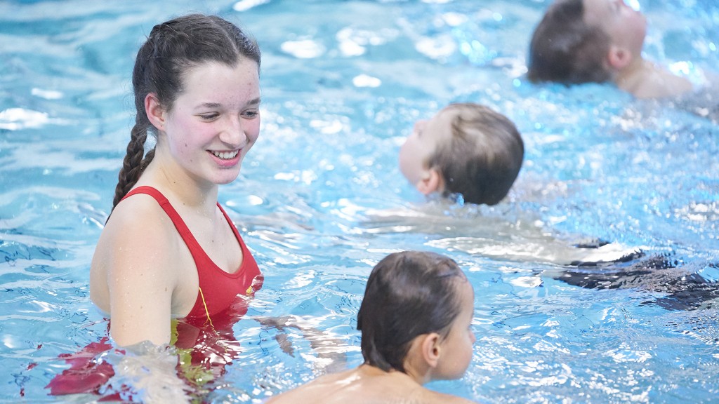Kinder beim Schwimmen lernen
