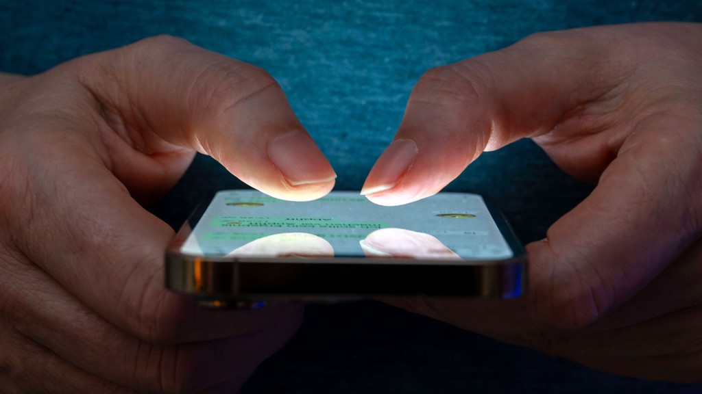 Foto: Jemand bedient ein Smartphone