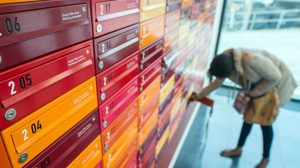 Foto: Briefkästen zahlreicher Wohnparteien in einem Hauseingang