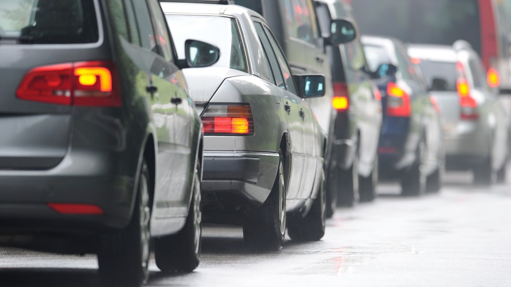 Berufsverkehr. Autos stehen im Stau