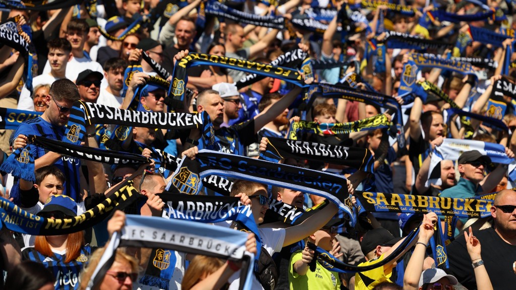 Fans des 1. FC Saarbrücken im Stadion