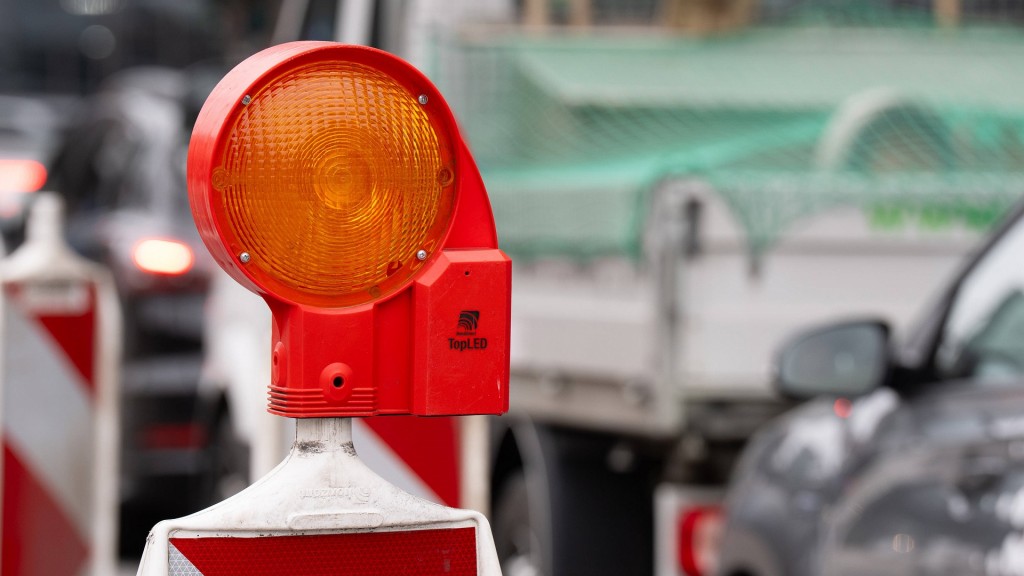 Absperrung auf einer Straße. Im Hintergrund Fahrzeuge