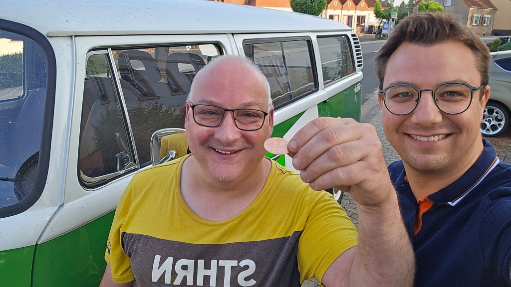 Kai in Niederlinxweiler mit der frische geprägten Saarlodri-Münze neben Oliver Buchholz