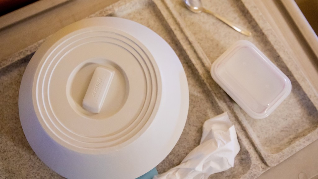 Tablett mit abgedecktem Krankenhausessen