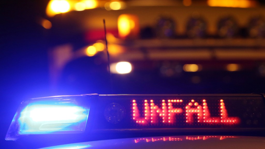 Foto: Blaulicht mit dem Schriftzug „Unfall“ bei Nacht