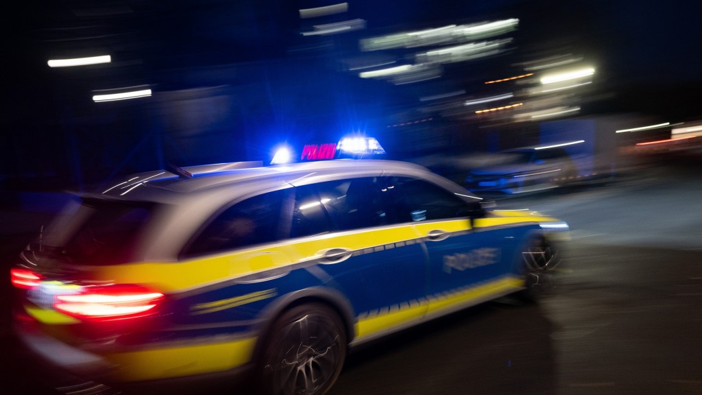 Foto: Ein Polizeiauto fährt mit Blaulicht im Einsatz.