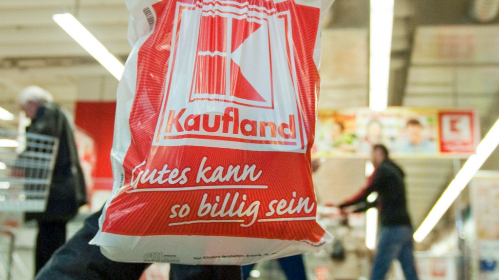Foto: Eine Person mit einer Kaufland-Tüte