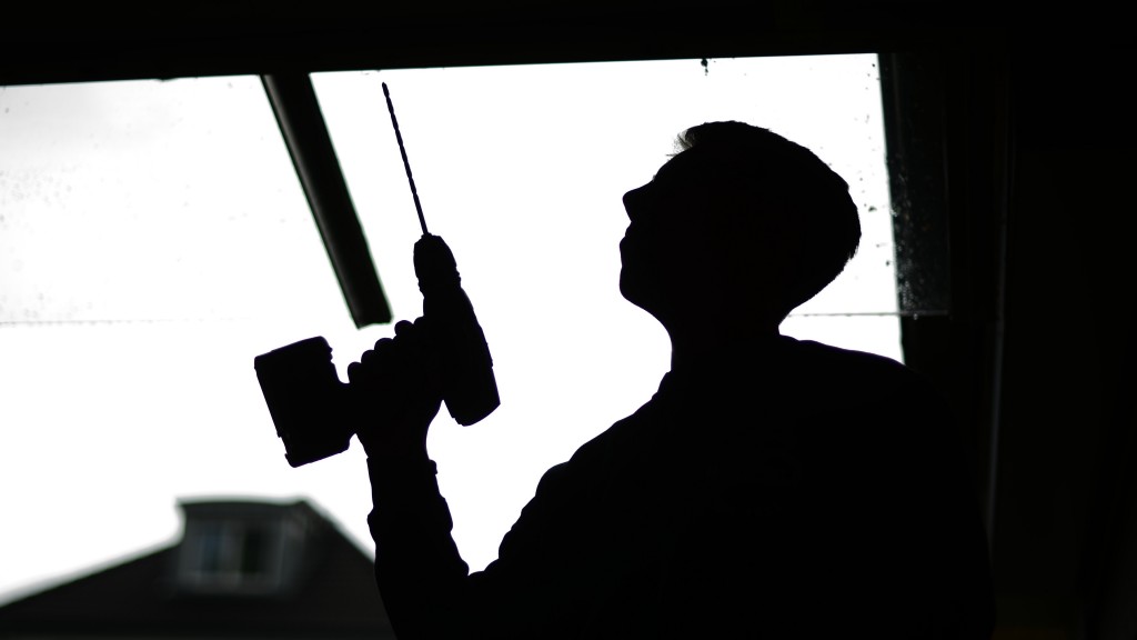 Heimwerker mit Akkuschrauber