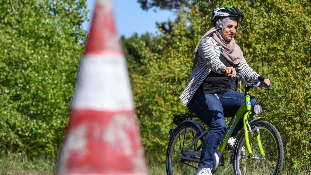Frau beim Fahrradkurs