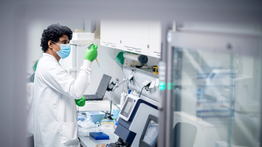 Foto: Ein Mitarbeiter eines Pharma-Unternehmens arbeitet in einem Labor.