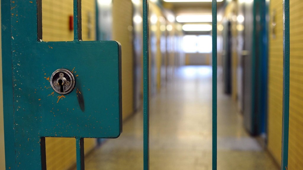 Foto: Ein Gitter versperrt den Zugang zu einem Gang in der Justizvollzugsanstalt Ottweiler