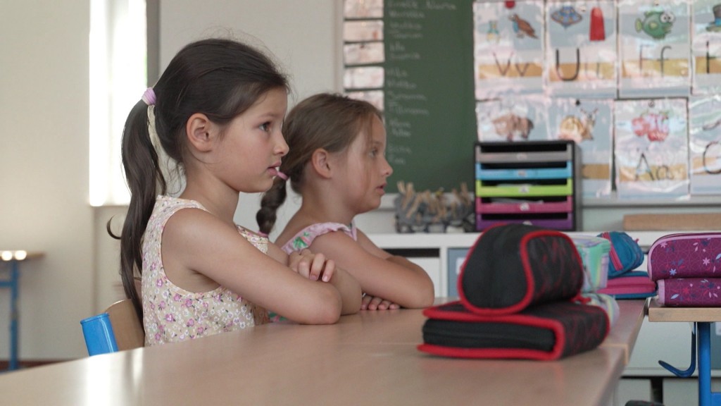Foto: Zwei Schülerinnen sitzen an einem Tisch