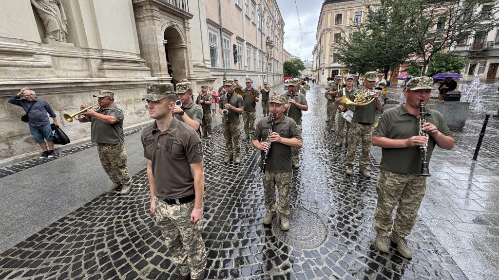 Das Militärorchester bei der Garnisonkirche in Lwiw