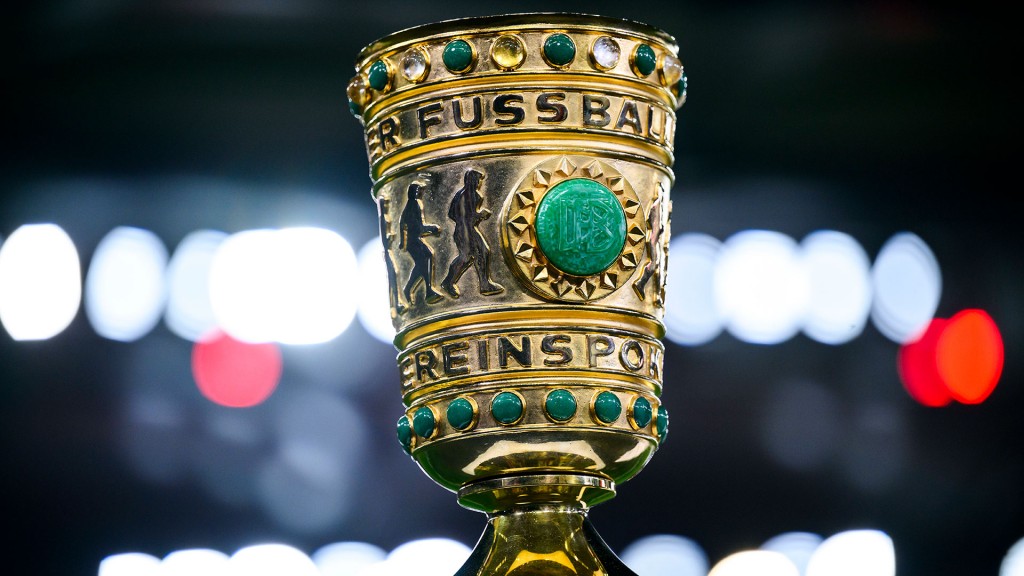 Der DFB-Pokal steht in einem Fußballstadion