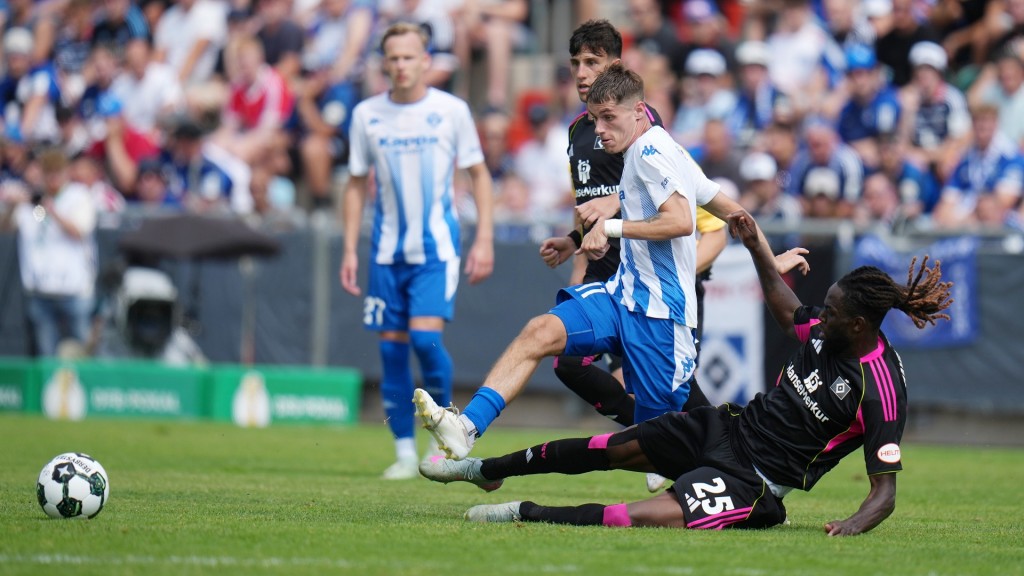 Foto: Der Pirmasenser Marc Josef Erhart(l) und Jordan Torunarigha (Hamburger SV) kämpfen um den Ball.