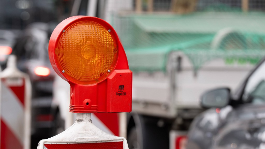 Foto: Absperrung auf einer Straße. Im Hintergrund Fahrzeuge