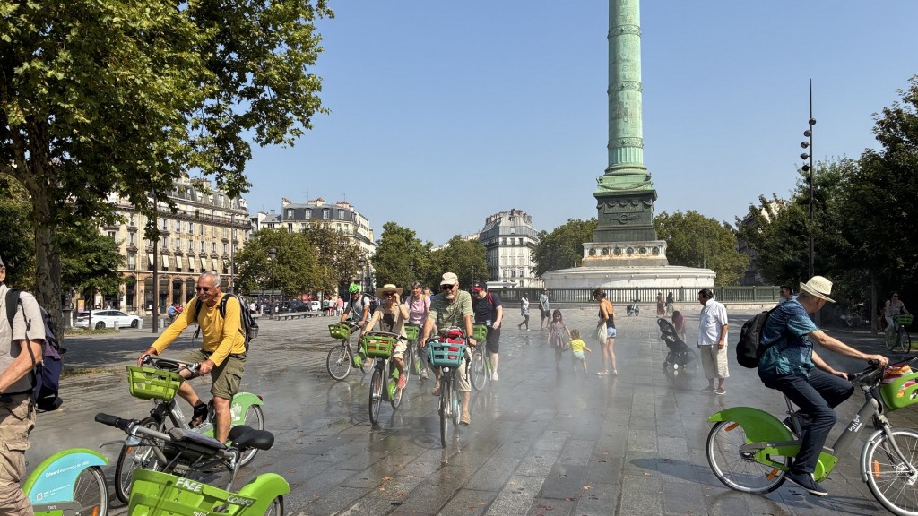 Saarländer mit Rad unterwegs in Paris