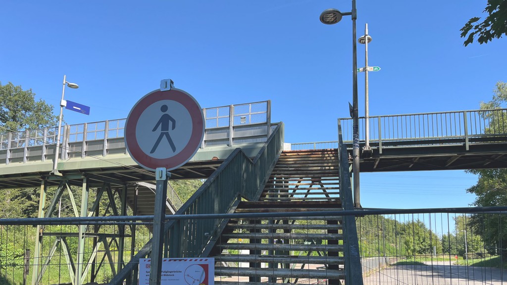 Die gesperrte Brücke am Bildstocker Bahnhof