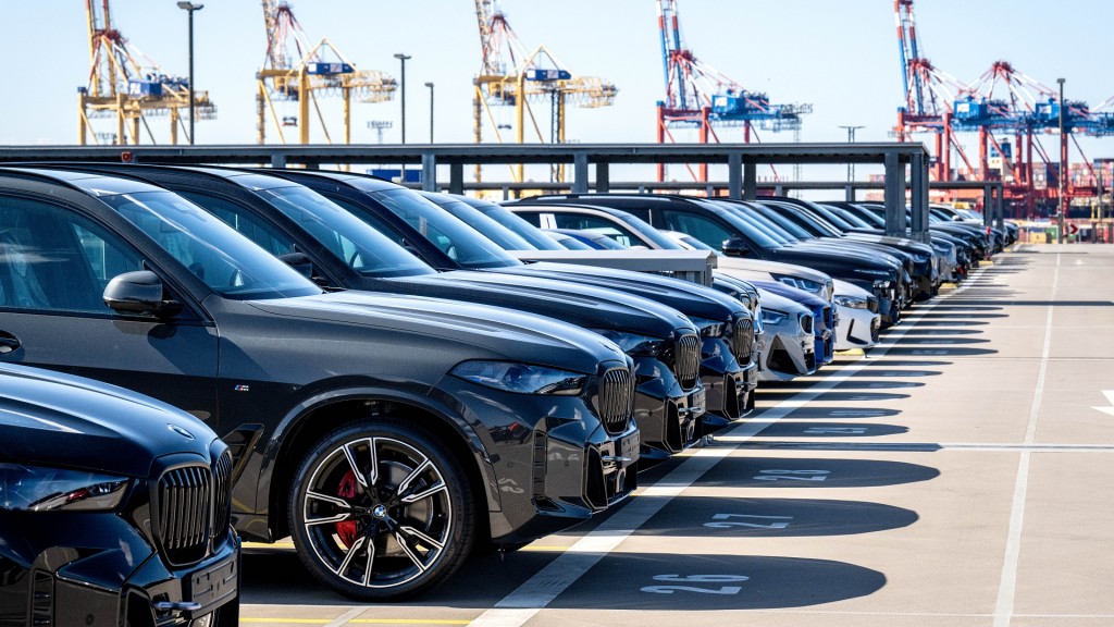 Foto:  Autos für den Export werden im Hafen am BLG Autoterminal Bremerhaven auf Schiffe verladen.