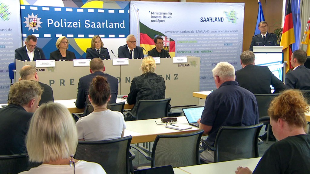 Pressekonferenz zum Fall des getöteten Polizisten in Völklingen: Innenminister Reinhold Jost, Ministerpräsidentin Anke Rehlinger, Natalie Grandjean (Landespolizeivizepräsidentin), Dr. Thorsten Weiler (Landespolizeipräsident), Christian Nassiry (Obers