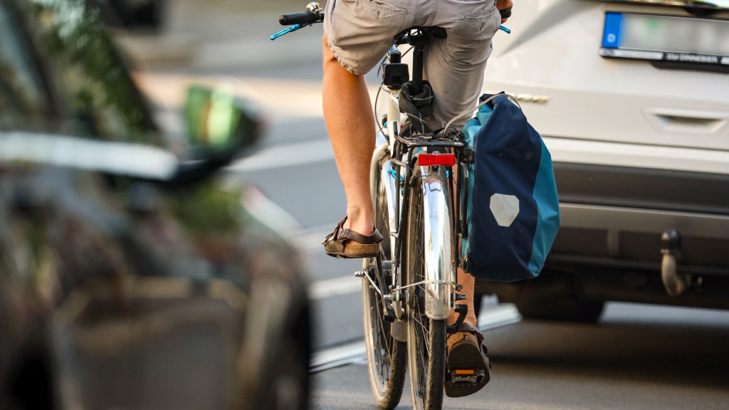 Ein Fahrradfahrer zwischen zwei Pkw