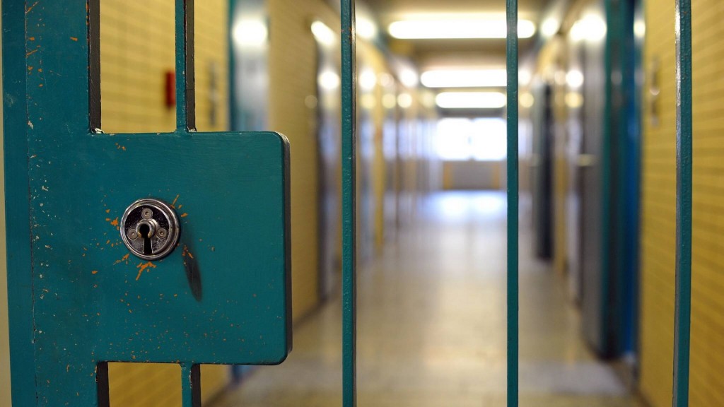 Ein Gitter versperrt den Zugang zu einem Gang in der Justizvollzugsanstalt Ottweiler.