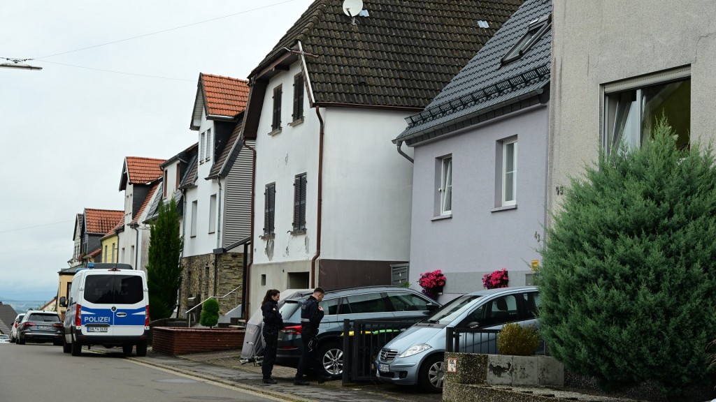 Foto: Polizisten sichern den Tatort nach einem Tötungsdelikt im Ortsteil Holz