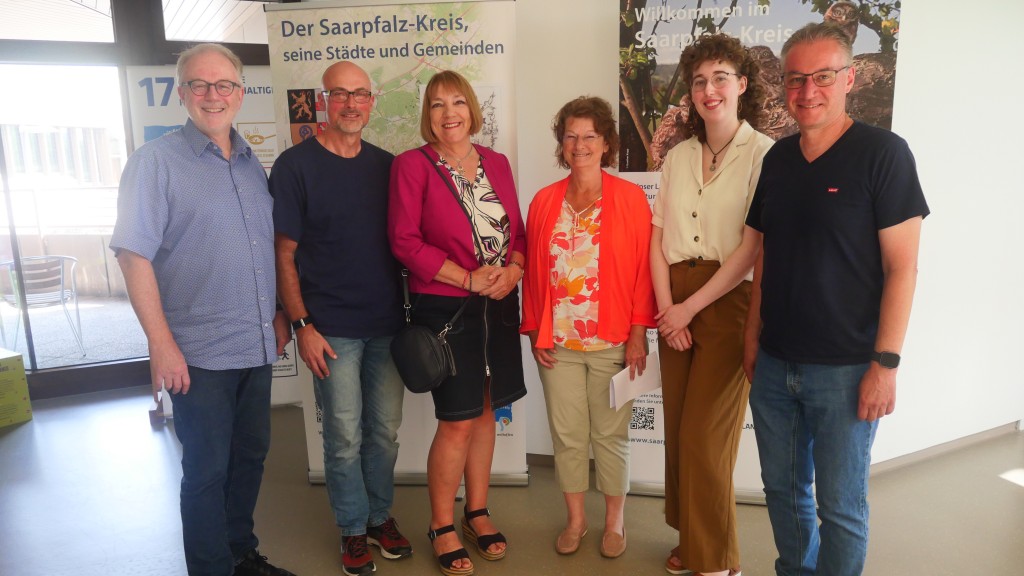 Bei der Präsentation von „Frauenspuren im Saarpfalz-Kreis“ (v. l.): Wolfgang Henn, Torsten Czech, Dr. Susanne Nimmesgern, Birgit Rudolf, Helen Tepper und Landrat Frank John.