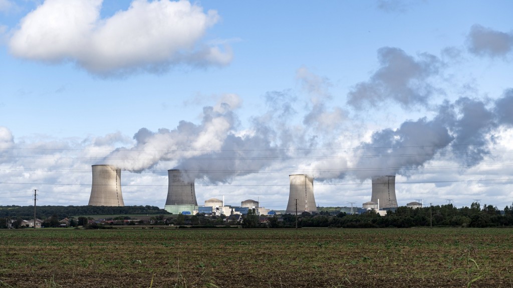Die rauchenden Kühltürme des Atomkraftwerkes in Cattenom, Frankreich