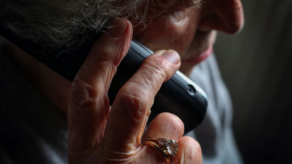 Eine ältere Frau telefoniert mit einem schnurlosen Festnetztelefon