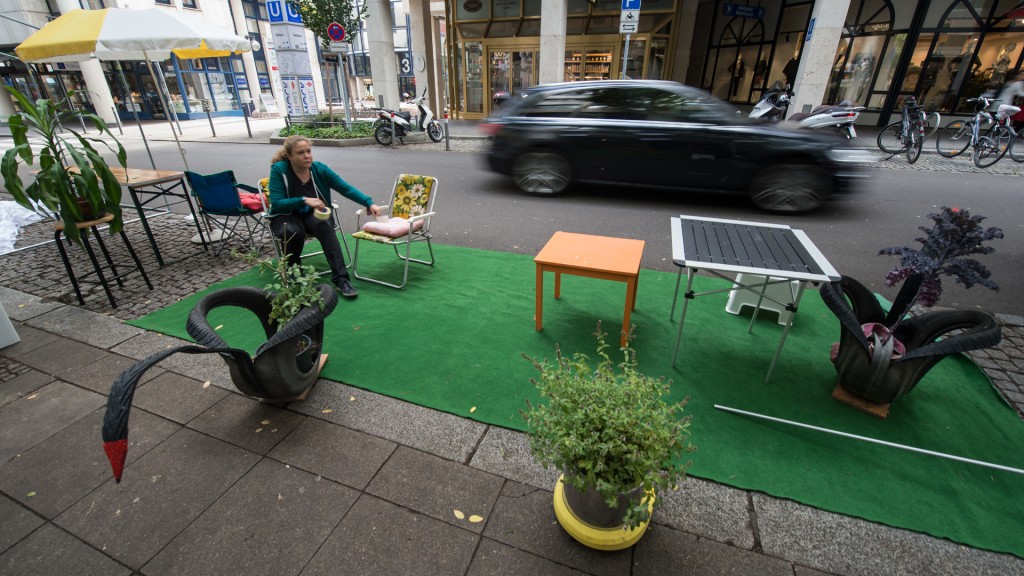 Improvisierter Mini-Garten auf einer städtischen Parkfläche