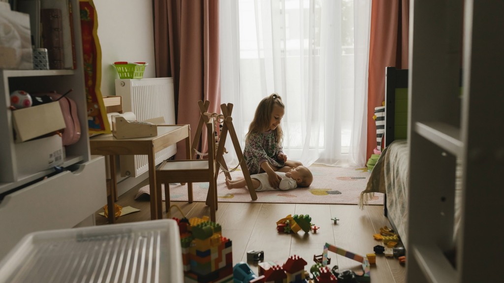 Ein Mädchen sitzt in einem Kinderzimmer.