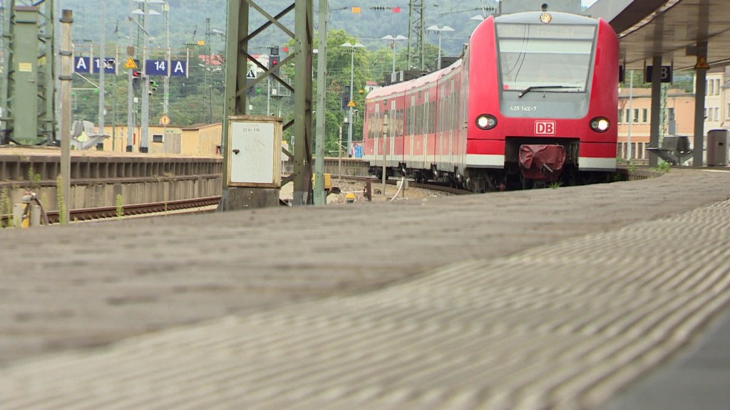Regiozug fährt in Bahnhof ein