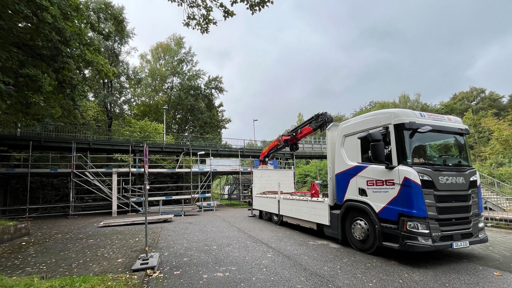 Sanierungsbedürftige Fußgängerbrücke am Bahnhof Bildstock, Friedrichsthal