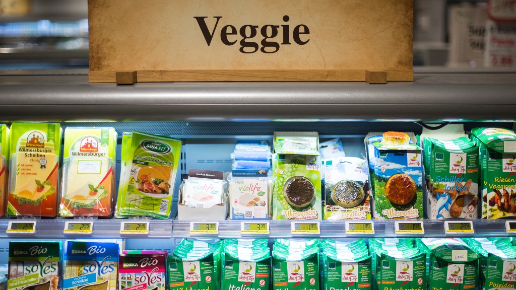 Ein Supermarktregal mit vegetarischen Produkten
