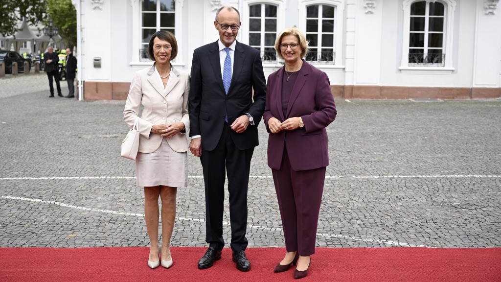 Bundeskanzler Friedrich Merz und seine Frau Charlotte stehen neben Ministerpräsidentin Anke Rehlinger